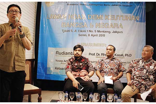 LAWAN HOAKS: (Dari kiri) Ketua Dewan Pers Yosep Adi Prasetyo, Ketua Masyarakat Indonesia Antihoaks Septiaji Eko Nugroho, Tipid Siber Mabes P