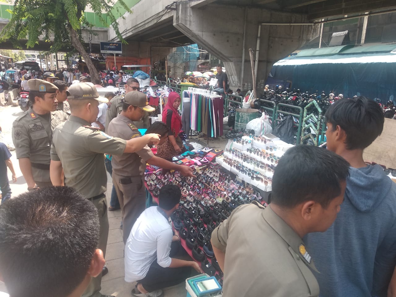 Petugas Satpol PP mengimbau pedagang kaki lima agar tertib dan tidak memenuhi jalur pejalan kaki di area Pasar Tanah Abang, Jakarta, Selasa 