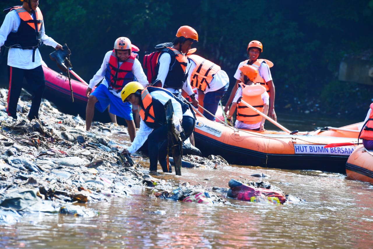  Operasi Bersih Sungai Ciliwung (OBSC) yang diadakan Millenials Askrindo