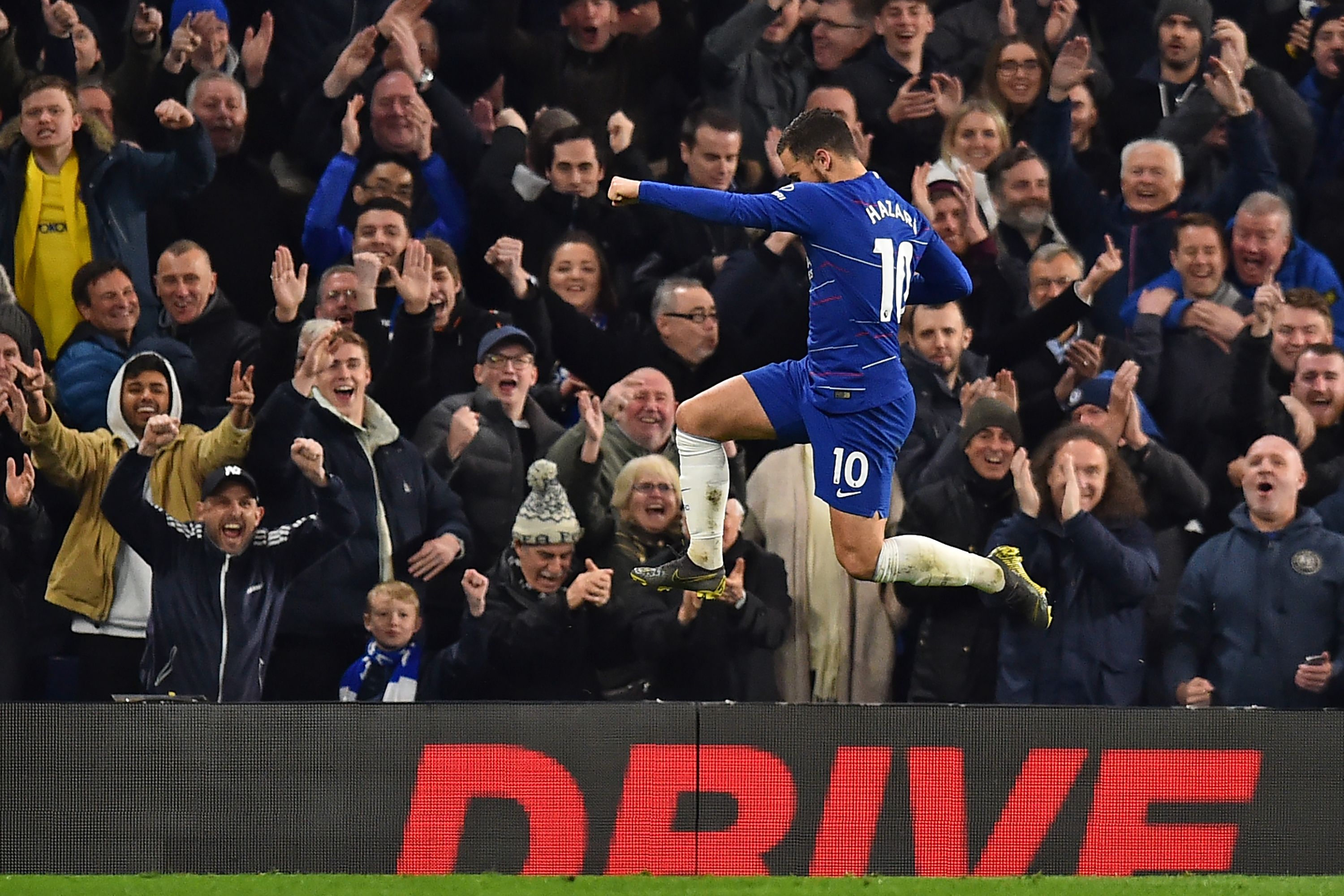 Eden Hazard merayakan golnya ke gawang West Ham United