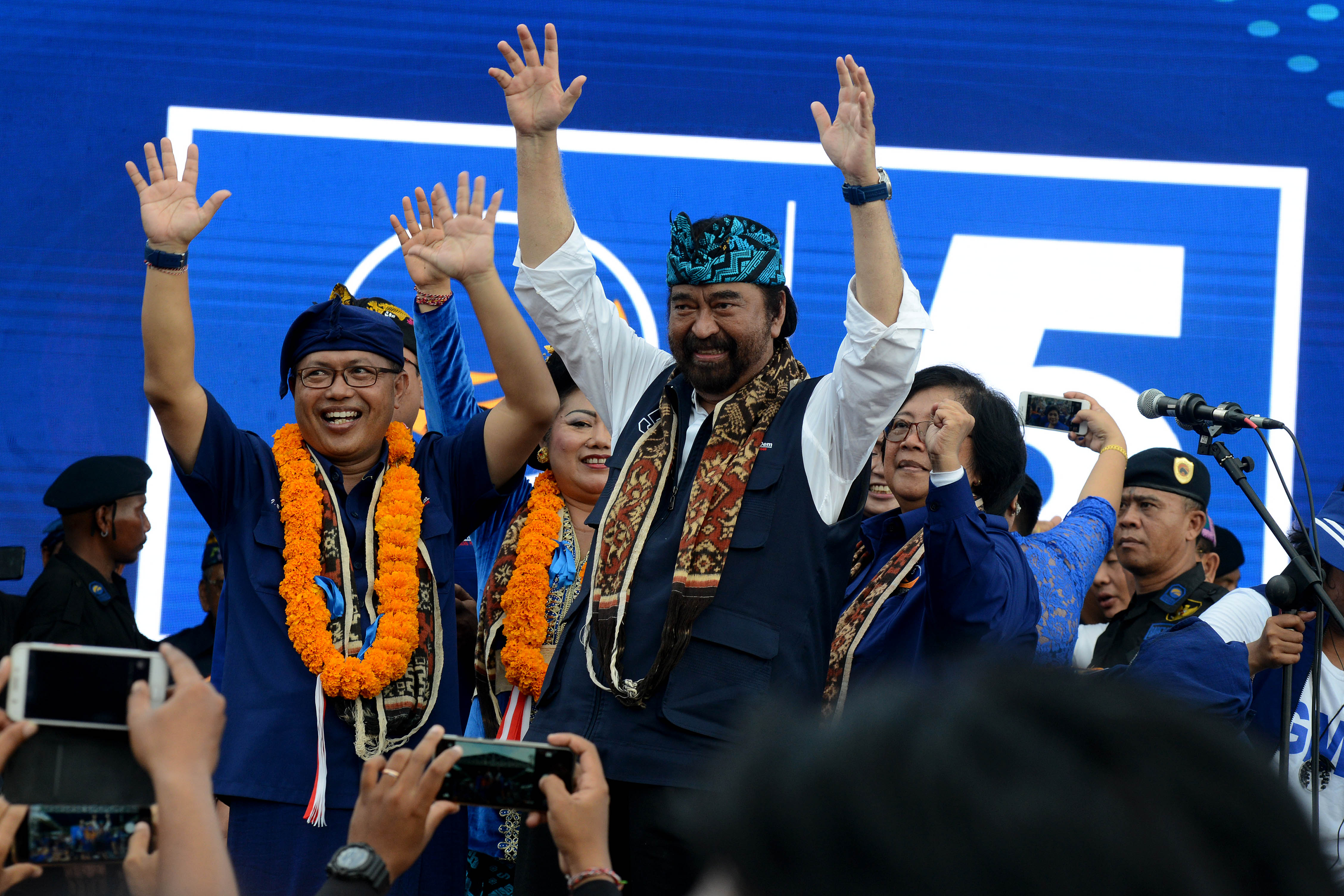 Ketua Umum DPP Partai NasDem Surya Paloh saat kampanye di Karangasem, Bali, Minggu (7/4). 