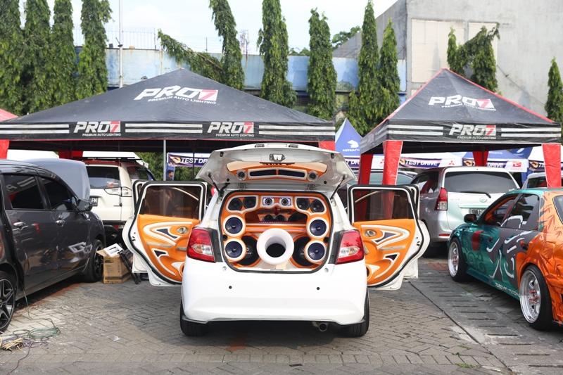 Para penghobi audio juga dimanjakan dengan hadirnya GIIAS Audio Contest yang menampilkan modifikasi audio mobil terbaik dari seluruh Jawa Ti