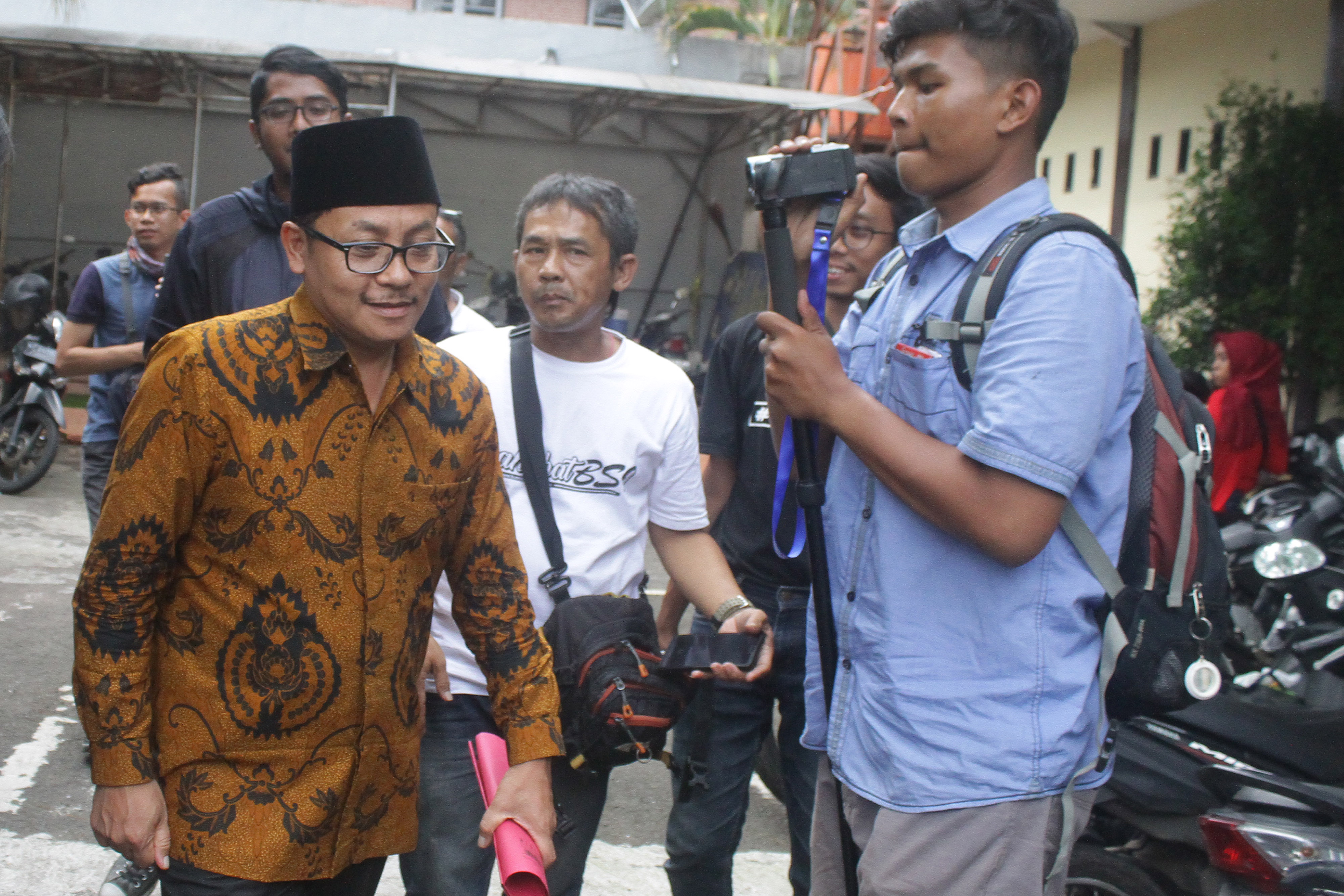 Walikota Malang Sutiaji saat akan menjalani pemeriksaan oleh KPK sebagai saksi di malang, Jawa timur, Selasa (9/4)