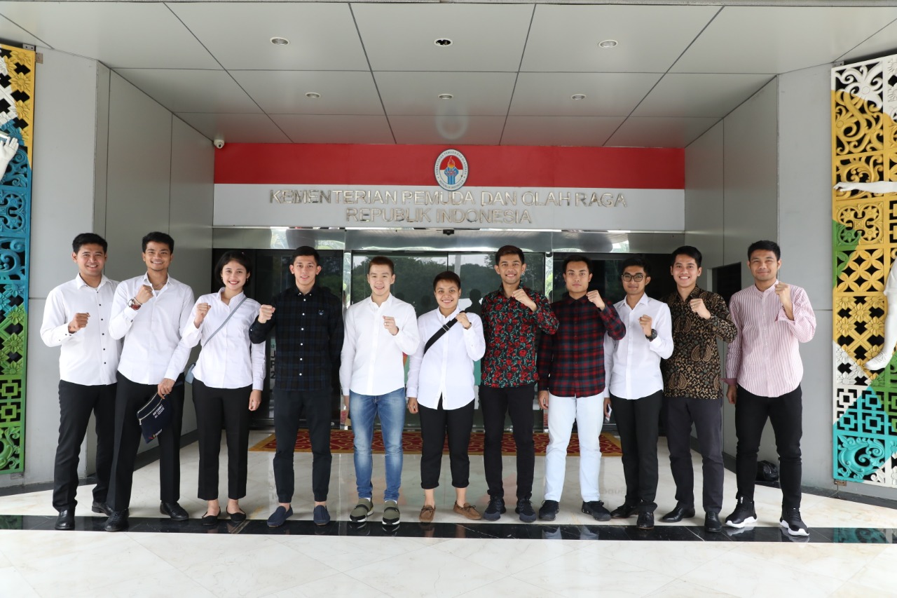 11 pebulu tangkis menyusul menerima Surat Keputusan (SK) Calon Pegawai Negeri Sipil (CPNS) khusus olahragawan berprestasi Kemenpora.