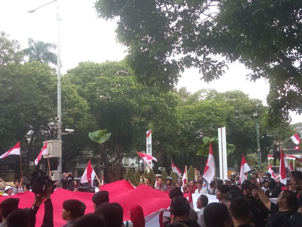 Pendukung Jokowi-Amin melakukan selebras di depan gedung KPU, Jakarta, Rabu (17/4) sore