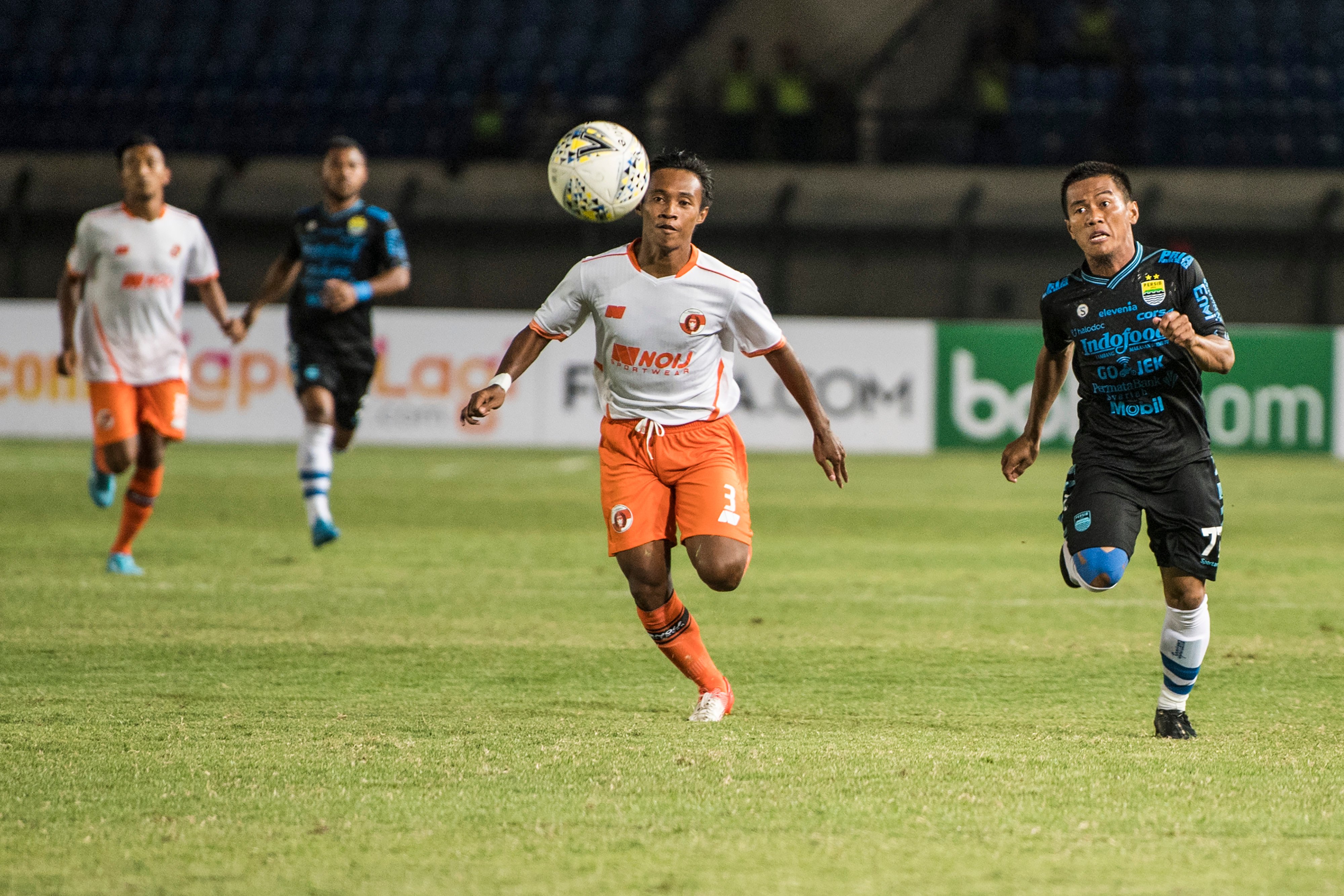 Pemain Persib Beckham Putra Nugraha (kanan)