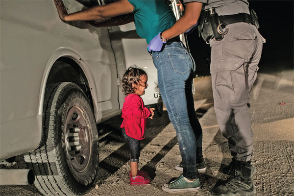 FOTO seorang anak kecil yang menangis di depan petugas perbatasan Amerika Serikat-Meksiko