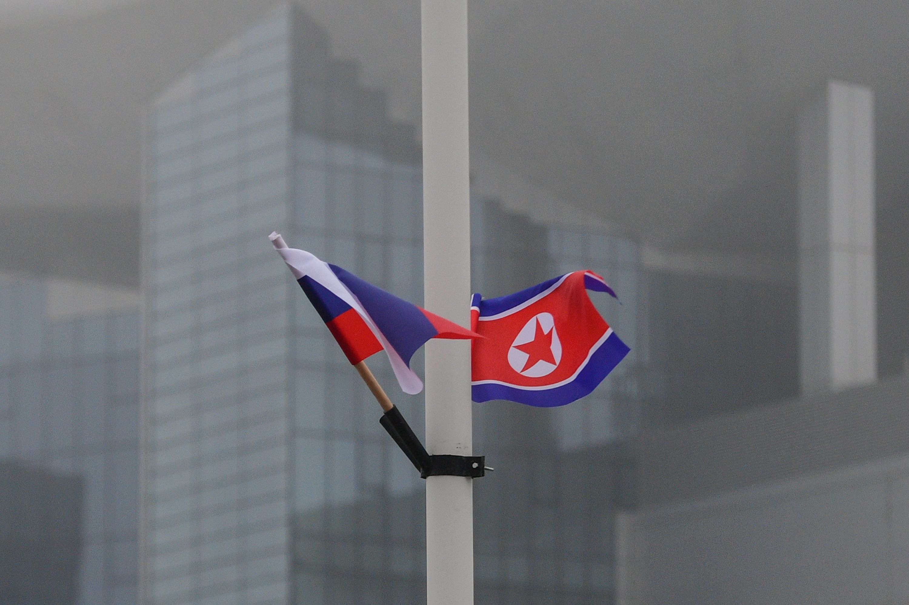 Bendera Rusia dan Korea Utara terlihat terpaku pada tiang lampu di depan gedung Universitas Federal Timur Jauh di pulau Russky