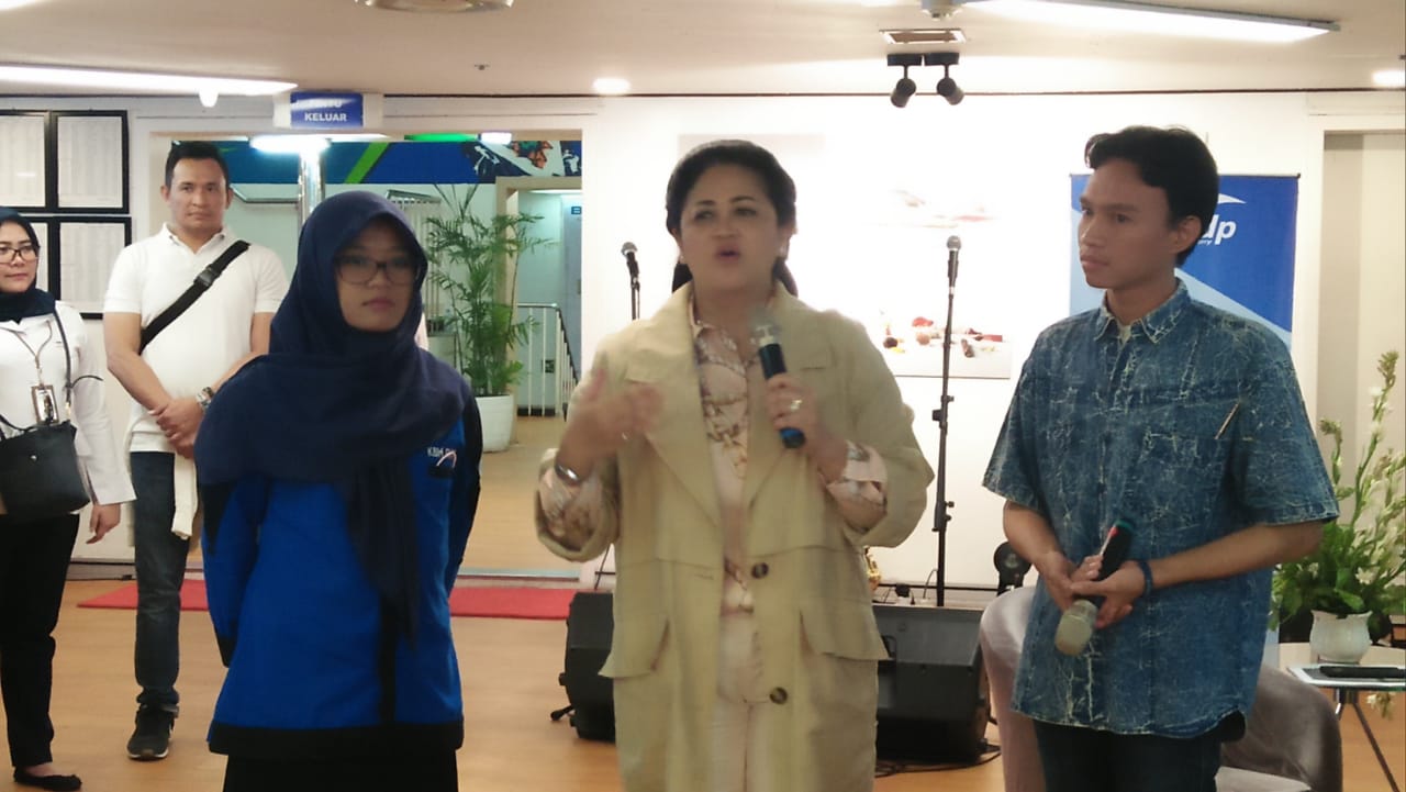 President Indonesian Institute for Maritime Studies, DR. Connie Rahakundini Bakrie (tengah) menjadi pembicara di atas kapal Ferry ASDP.