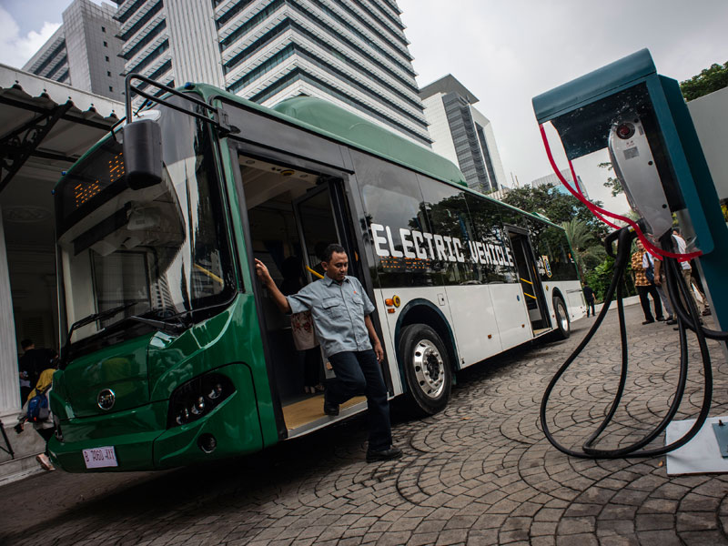 Penumpang turun dari bus listrik usai mengikuti uji coba di halaman Balai Kota, Jakarta, Senin (29/4/2019). 