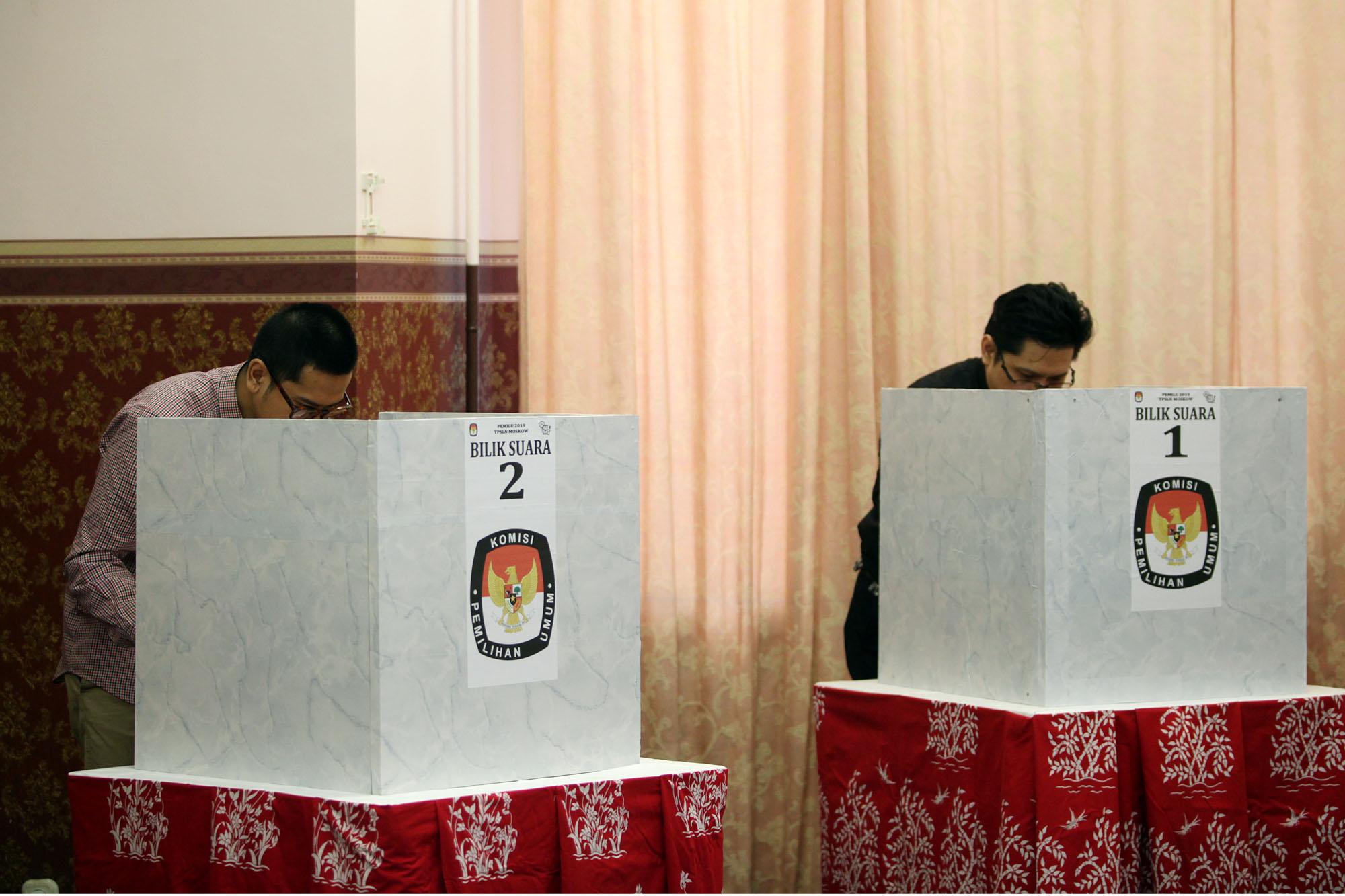 Pemilih mencoblos surat suara di Tempat Pemungutan Suara 