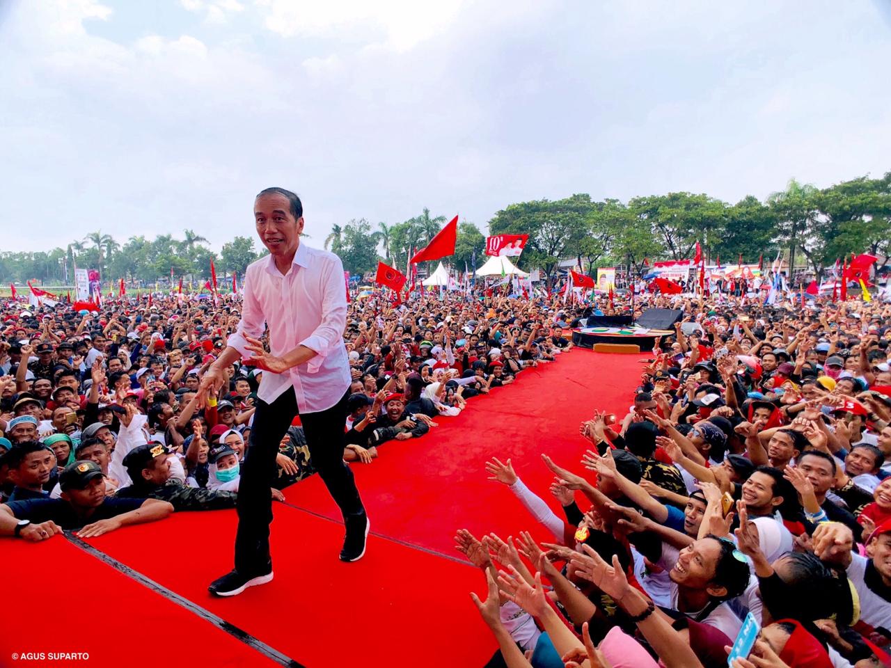 Capres 01 Joko Widodo di sambut hujan deras di lokasi kampanye Lapangan Dukuh Salam, Slawi Tegal 4 April 2019