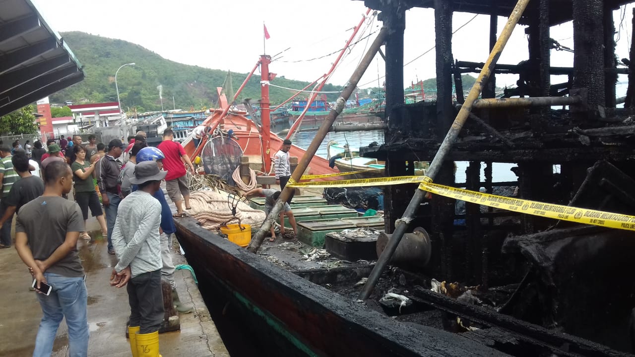 Kapal penangkap ikan Daya Cipta Gt 77 No 1261/PPB hangus terbakar saat bersandar di Pelabuhan Perikanan Nusantara Sibolga,Selasa (30/4).