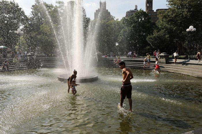 Warga sedang mandi dia air mancur akibat cuaca panas di Australia