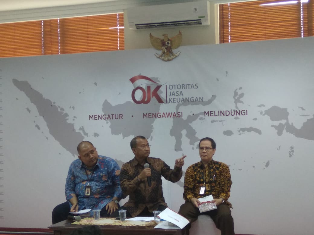 Deputi Komisioner Bidang Edukasi dan Perlindungan Konsumen OJK Sardjito (tengah) dalam sosialisasi iklan dari pelaku usaha jasa keuangan.