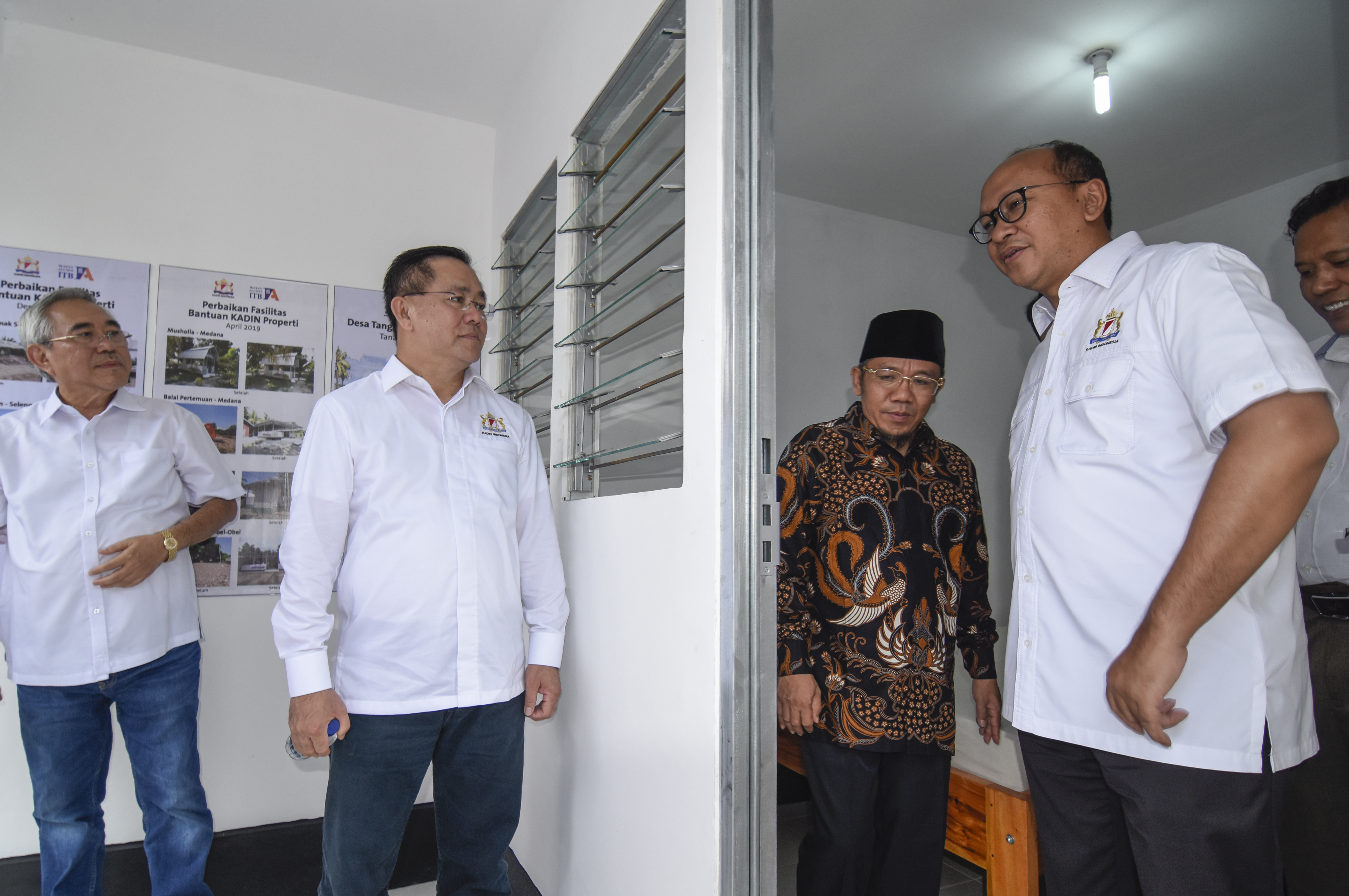 Bupati Lombok Utara Najmil Akhyar bersama Ketua Kadin Indonesia Rosan Perkasaa Roeslani meresmikan Desa Tangguh Wisata