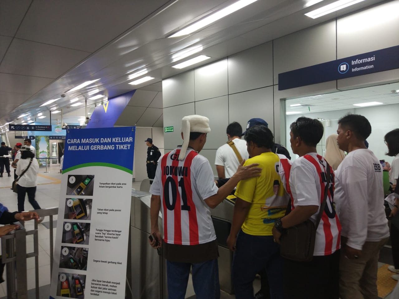 Pendukung Jokowi-Amin memadati stasiun MRT Lebak Bulus dengan kostum baju putih, Sabtu (13/4)