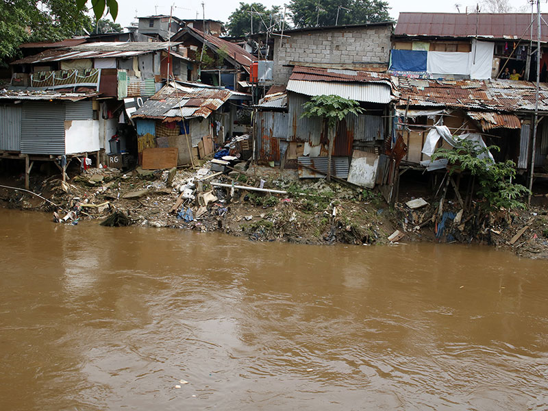 PROGRAM NATURALISASI KALI CILIWUNG : Suasana pemukiman rumah warga yang ada di bantaran Kali Ciliwung di kawasan Manggarai, Jakarta.