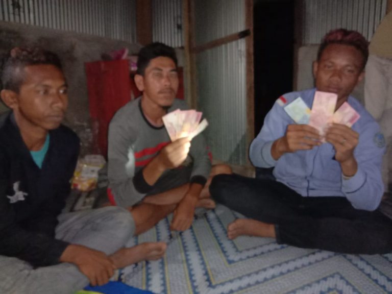 Politik uang yang dilakukan caleg di NTT.