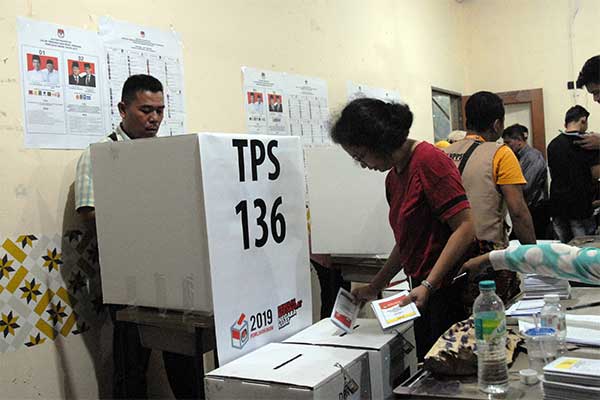 WNI di Malaysia memasukkan surat suara ke dalam kotak saat Pemilu serentak 2019 luar negeri di Sekolah Indonesia Kuala Lumpur, Malaysia, Min