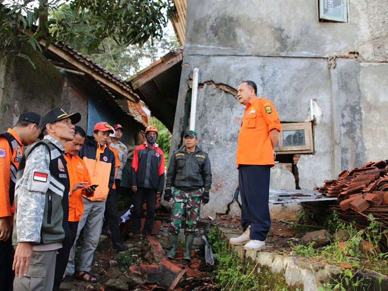 CEK LOKASI PERGERAKAN TANAH: Sekda Kabupaten Sukabumi, Jawa Barat, Iyos Somantri, mengecek lokasi pergerakan tanah di Kampung Gunung Batu.