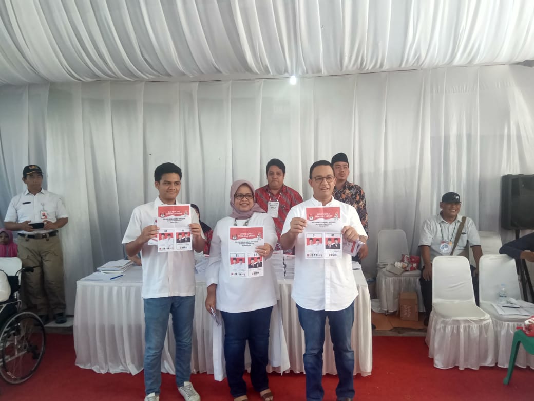 Gubernur DKI Jakarta Anies Baswedan (kanan) menggunakan hak suaranya.