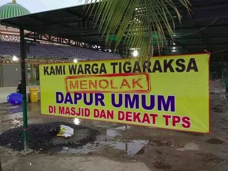 Spanduk warga menolak dapur umum di dekat TPS di Tigaraksa, Tangerang.
