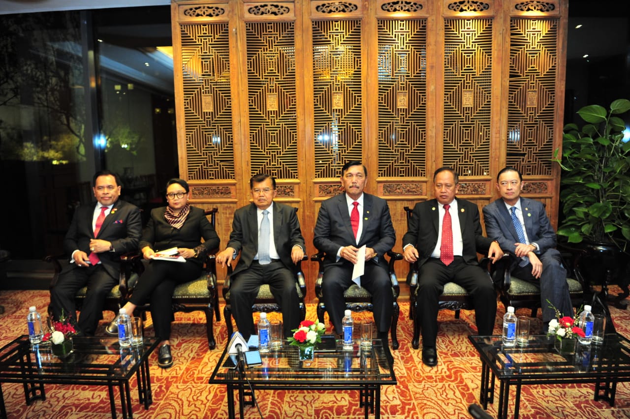 Wakil Presiden Jusuf Kalla (ketiga dari kiri) saat memberikan keterangan pers menjelang KTT BRI II.