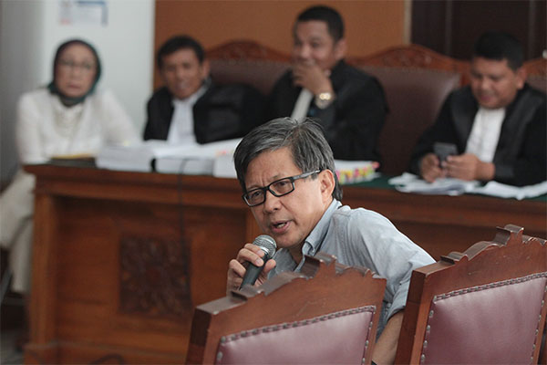 Akademisi Rocky Gerung memberikan kesaksian dalam sidang kasus dugaan penyebaran berita bohong atau hoaks dengan terdakwa Ratna Sarumpaet di