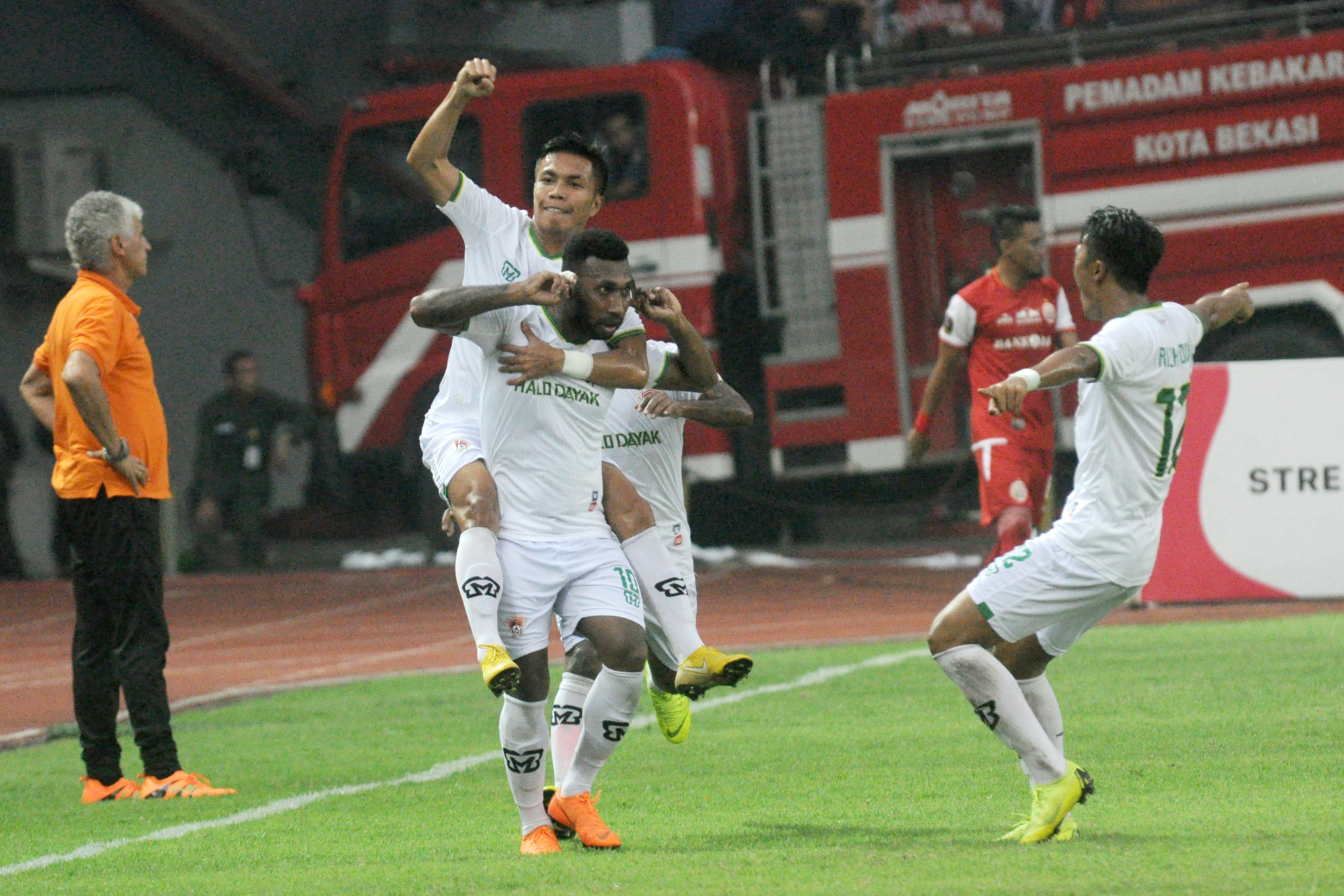 Para pemain Kalteng Putra merayakan gol Patrich Steev Wanggai ke gawang Persija di laga perempat final Piala Presiden.