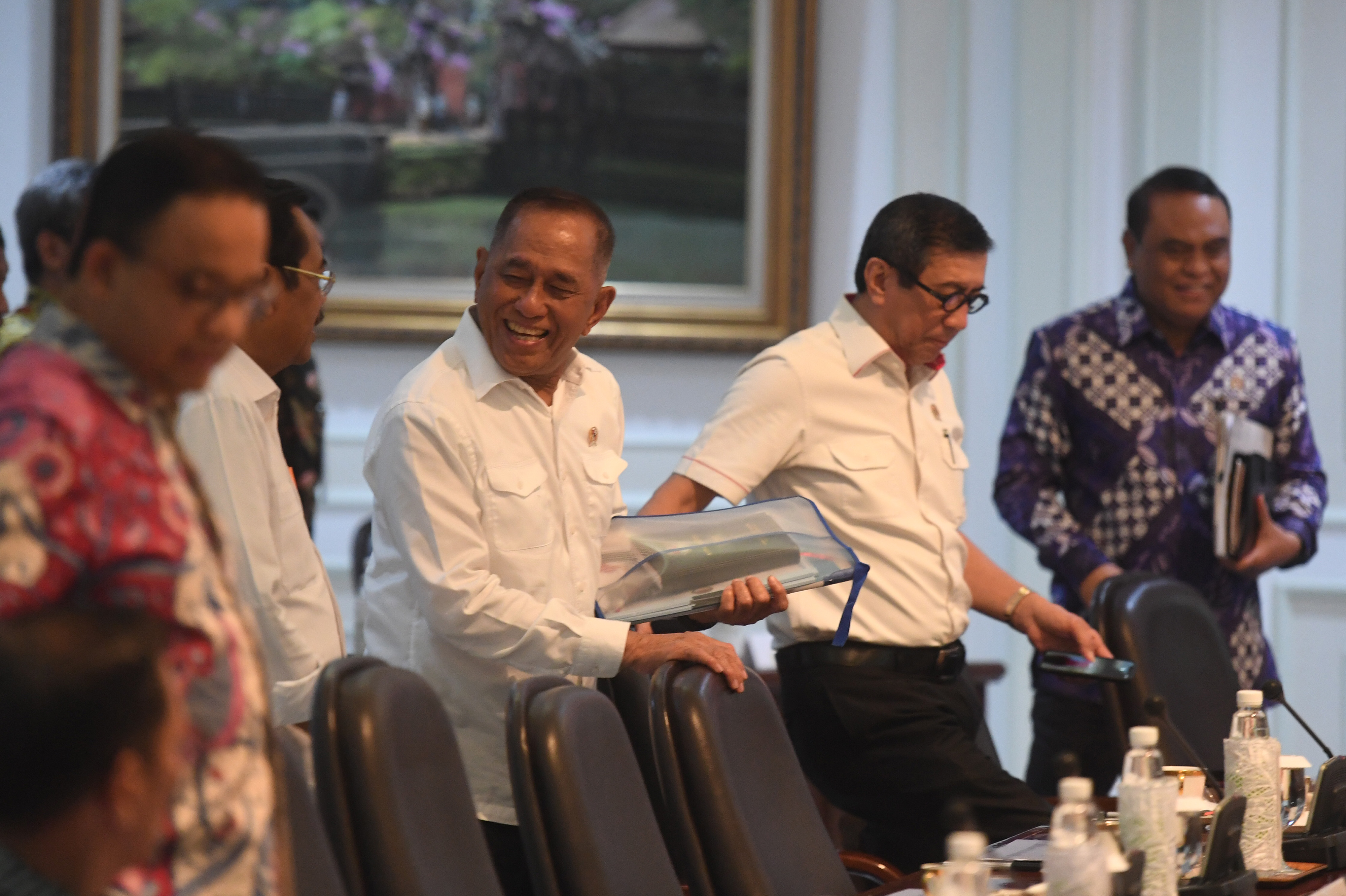 Sejumlah menteri dan Gubernur DKI Jakarta Anies Baswedan mengikuti rapat terbatas di Kantor Presiden, Jakarta, Senin (29/4). 