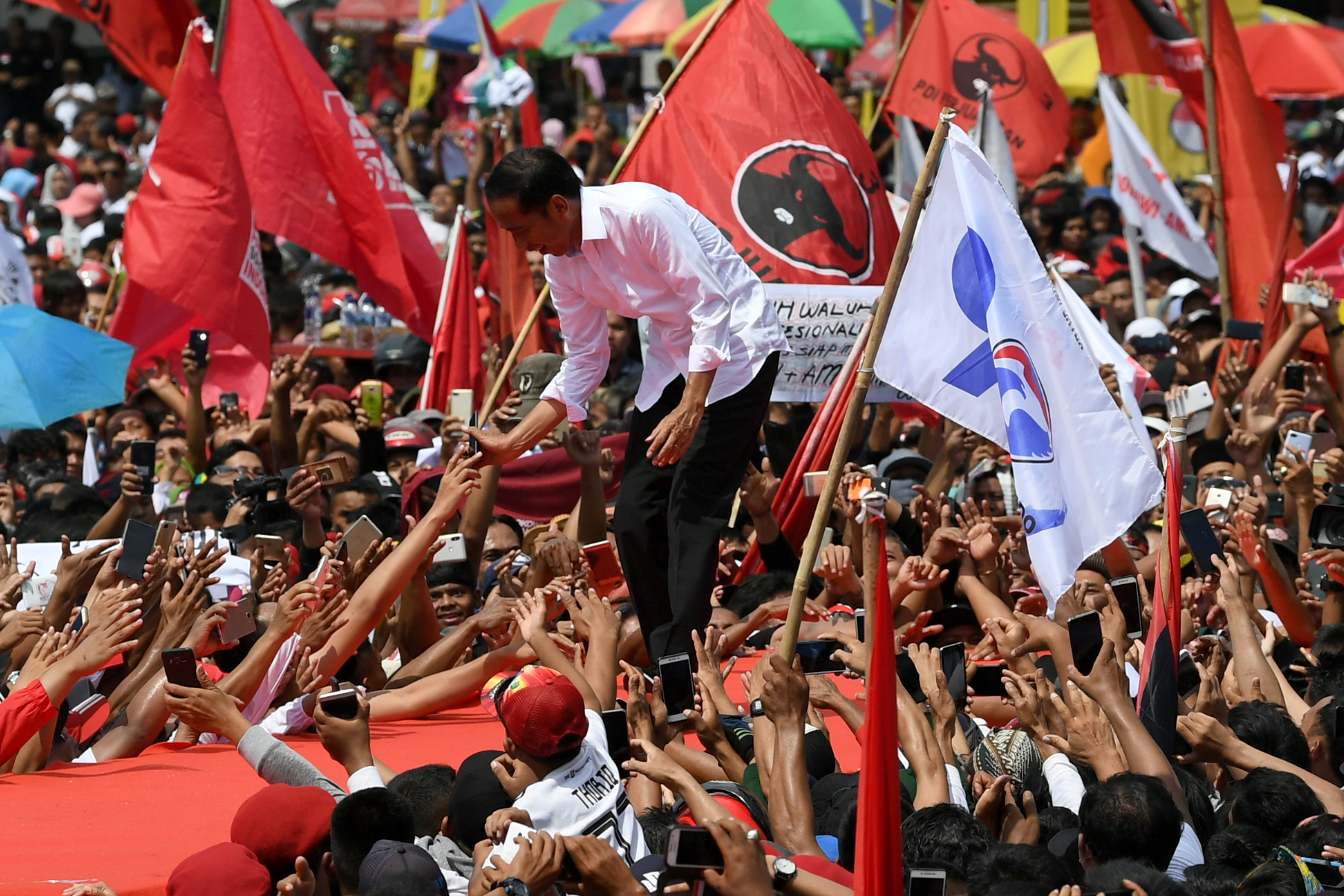 Calon Presiden nomor urut 01 Joko Widodo menyapa pendukung di GOR Satria, Purwokerto, Banyumas, Jawa Tengah, Kamis (4/4)