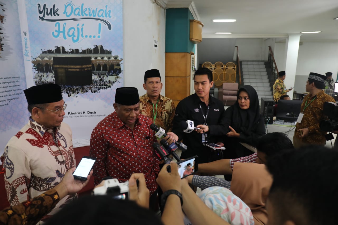Direktur Bina Haji Khoirizi H. Dasir dan Ketua Komisi VIII DPR Ali Taher memberikan keterangan pers dalam acara Munas FKAPHI, Minggu (21/4).