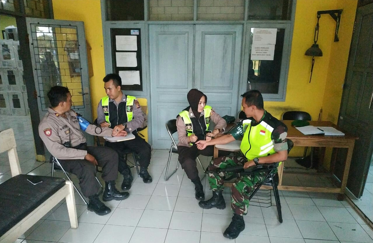 Para petugas polisi maupun TNI yang bertugas saat Pemilu 2019 menjalani pemeriksaan kesehatan di Polres Tasikmalaya Kota, Minggu (21/4).