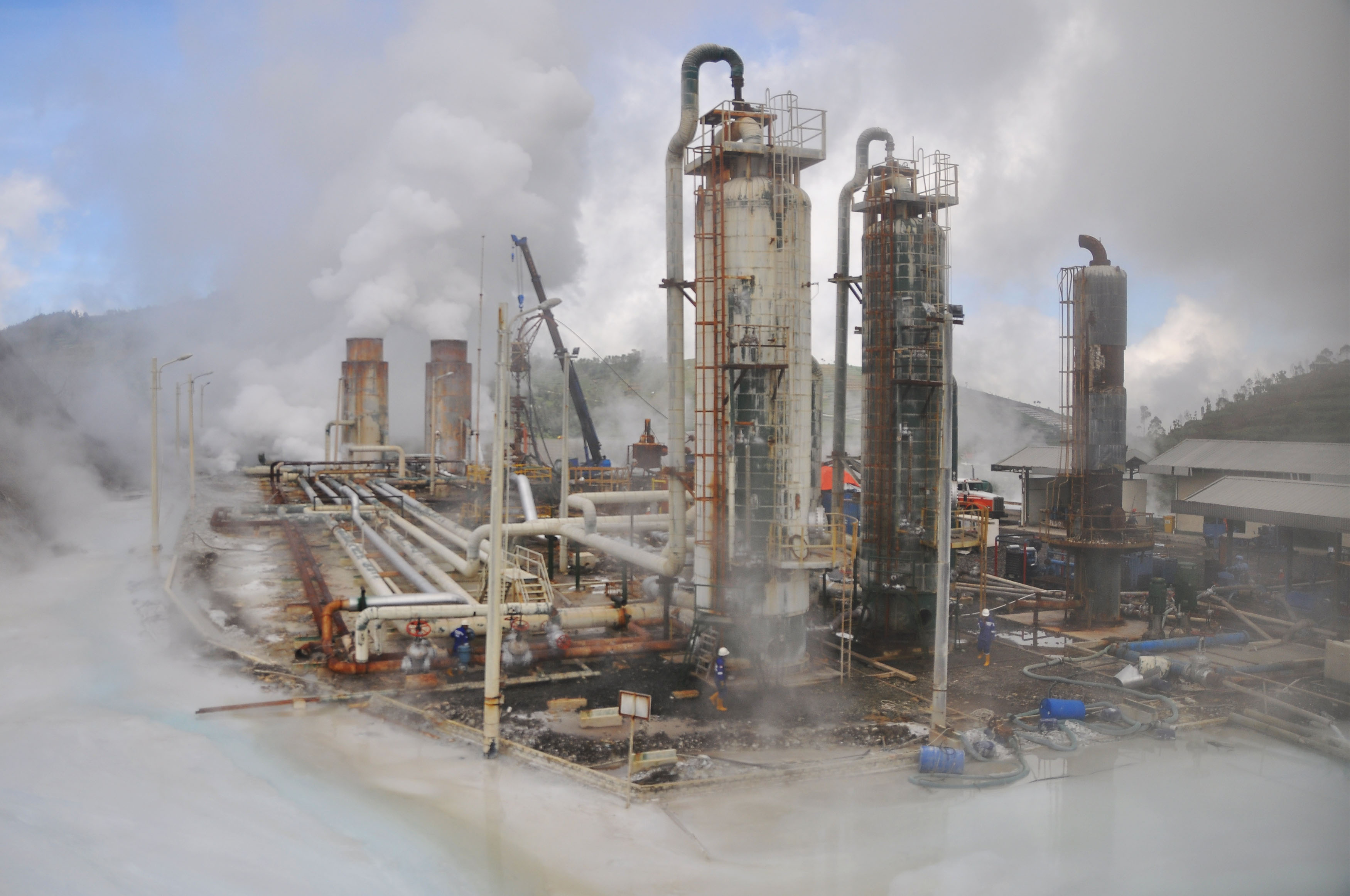 Pekerja melakukan pengecekan instalasi sumur Pembangkit Listrik Tenaga Panas Bumi di dataran tinggi Dieng