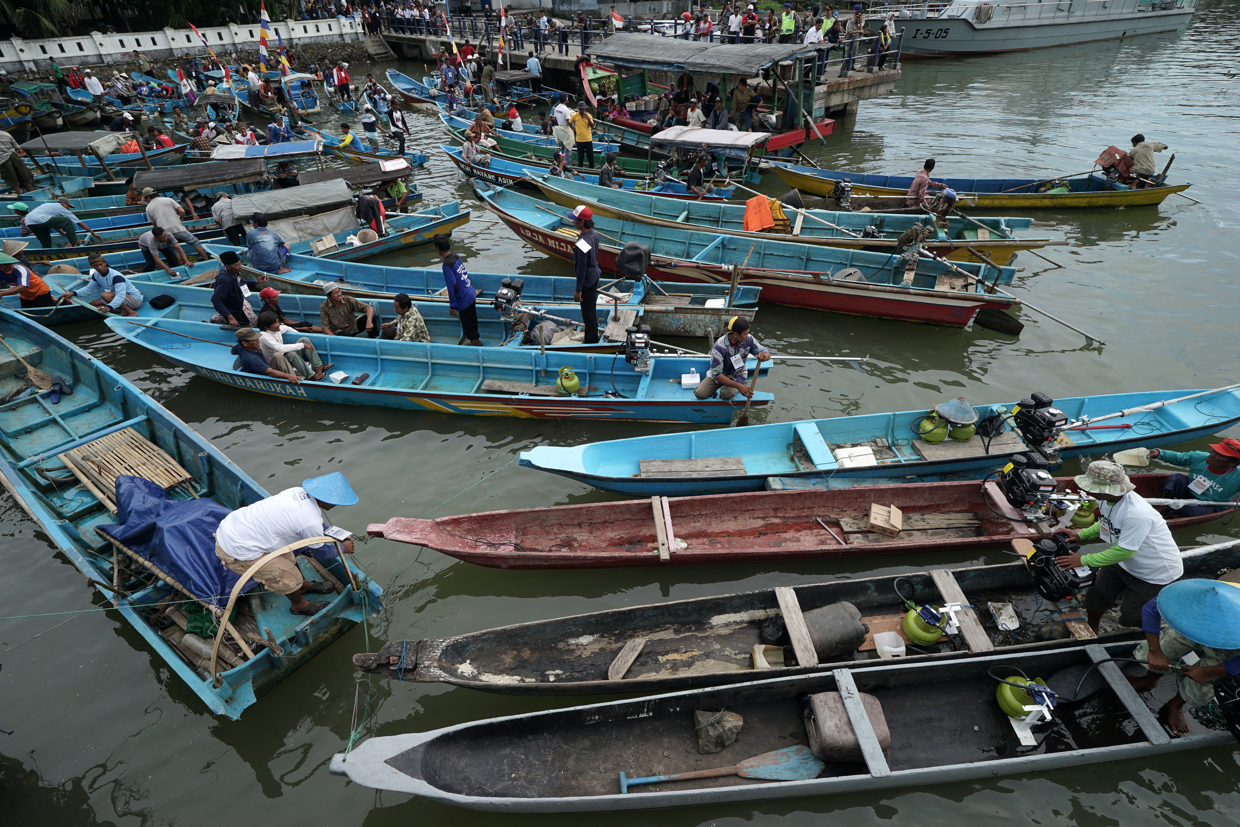 Nelayan melengkapi kapal mereka dengan konverter kit BBM ke elpiji di Dermaga Sleko, Cilacap, Jawa Tengah