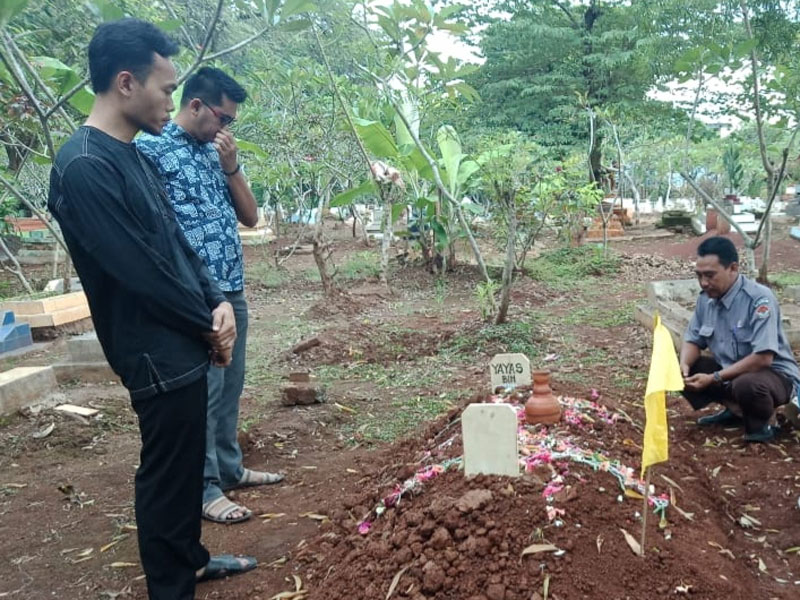 Ketua KPU Karawang Miftah Farid tengah berziarah ke Makam Anggota KPPS Yaya yang meninggal karena kelelahan seusai penghitungan suara
