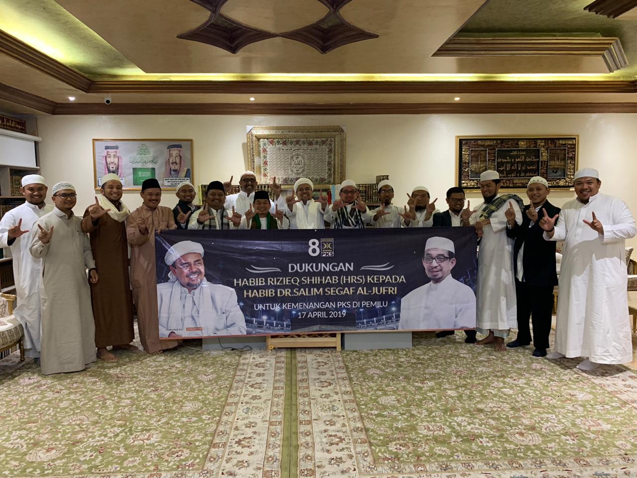 Imam Besar Front Pembela Islam (FPI) Rizieq Shihab menerima kunjungan dari Ketua Majelis Syuro PKS Salim Segaf Al-Jufri.