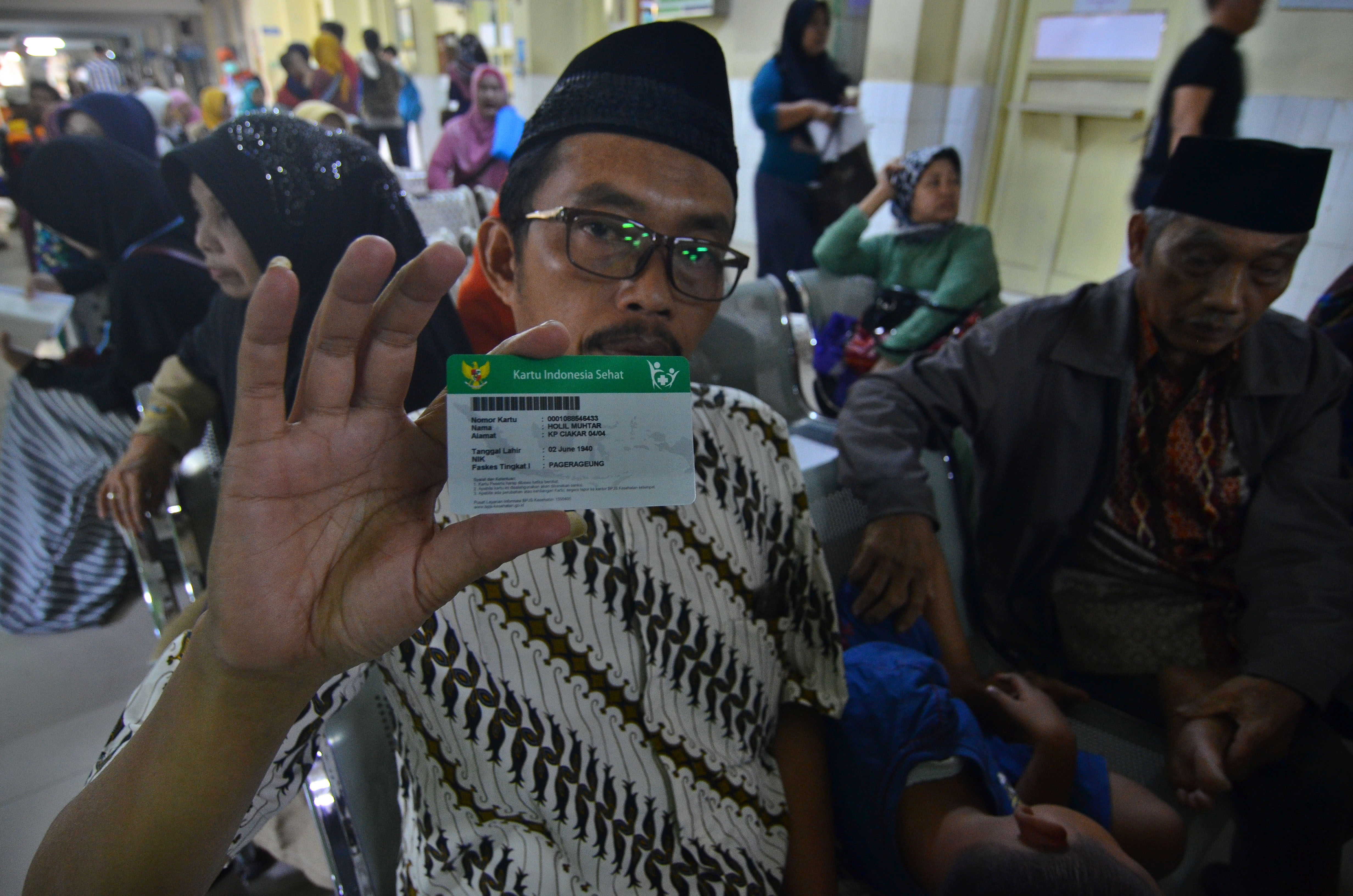  Warga menunjukan Kartu Indonesia Sehat atau BPJS saat melakukan pengobatan di RSUD Dr Soekarjdo, Tasikmalaya,