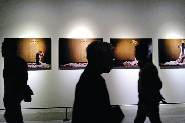 Perupa, Melodia di hadapan karyanya Work on Progress dalam Pameran Seni Rupa Nusantara 2019 di Jakarta