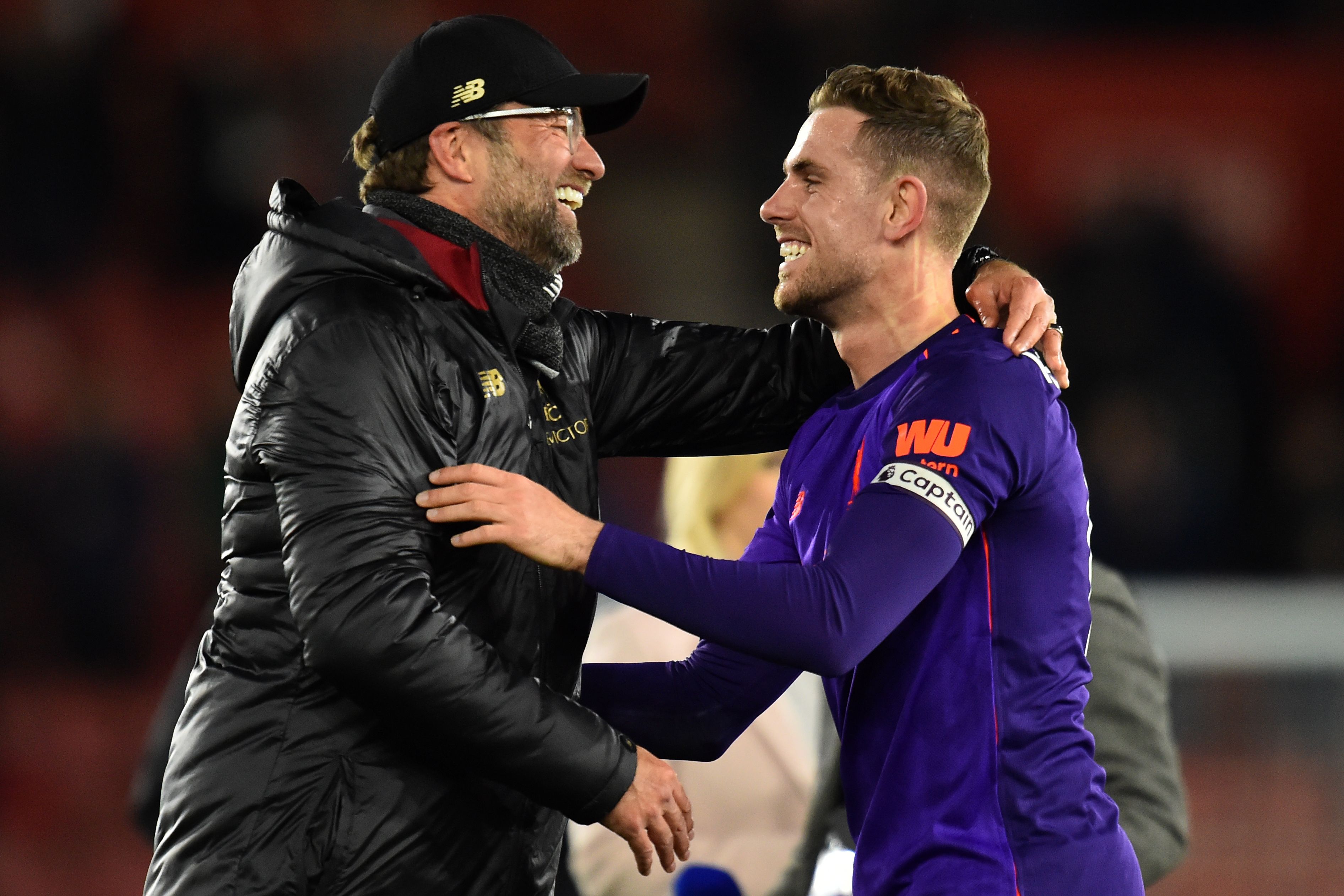 Pelatih Liverpool Juergen Klopp (kiri) dan Jordan Henderson.