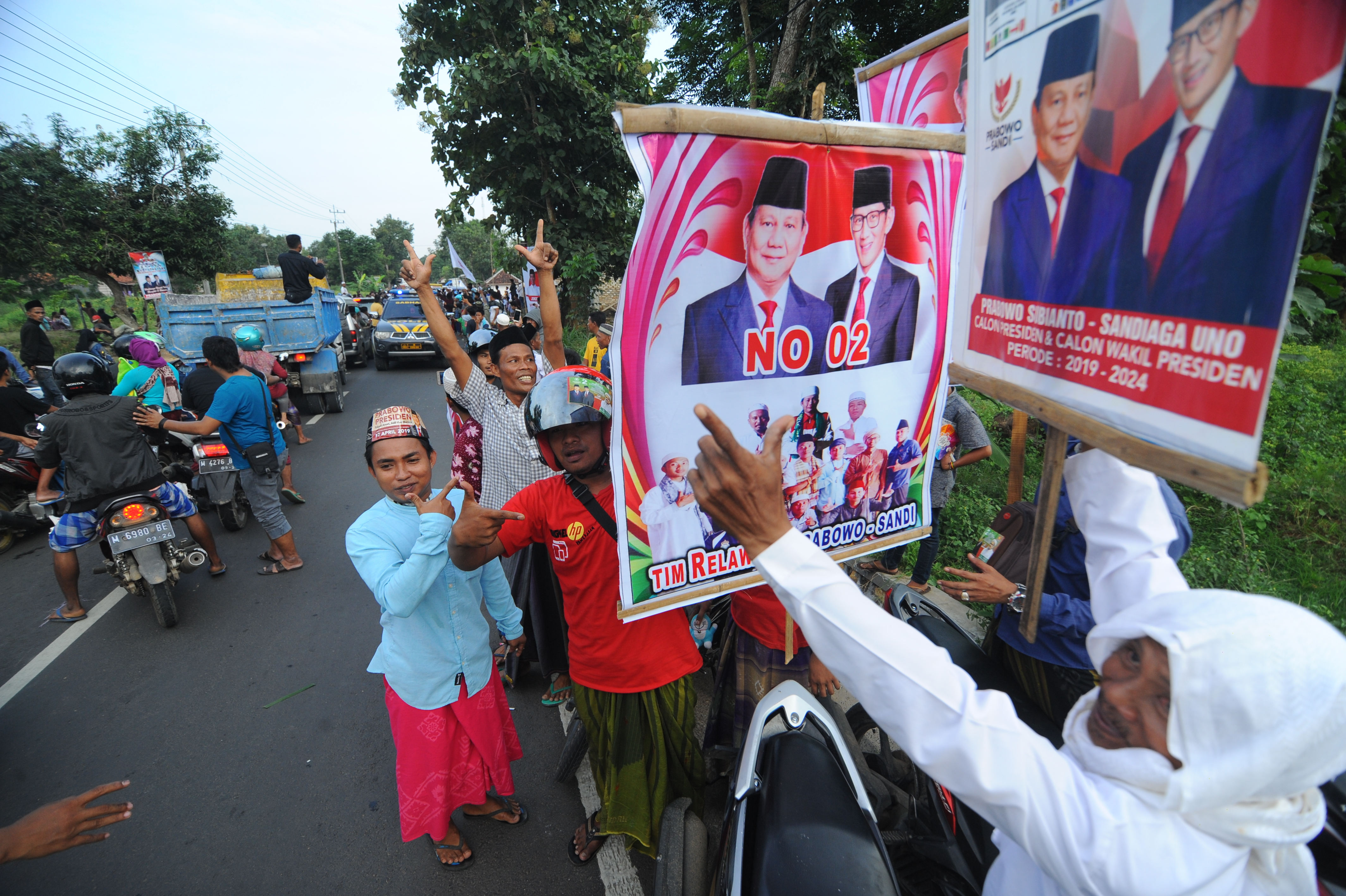 Warga yang membawa poster Capres-Cawapres 02 di Proppo, Pamekasan, Jawa Timur, Senin (1/4) menolak kedatangan Cawapres 01 KH Ma'ruf Amin.