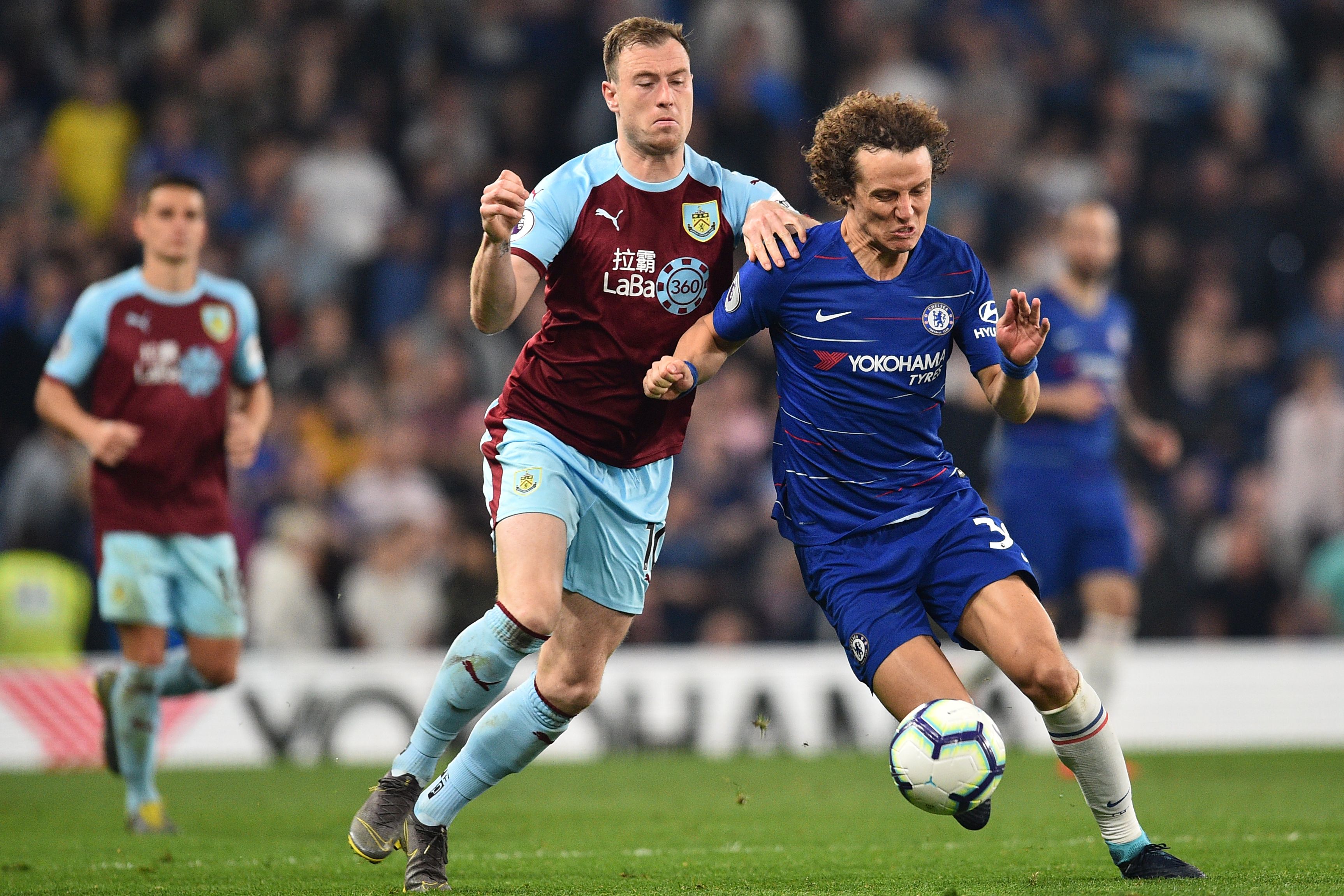 Striker Burnley Ashley Barnes berduel dengan bek Chelsea David Luiz.