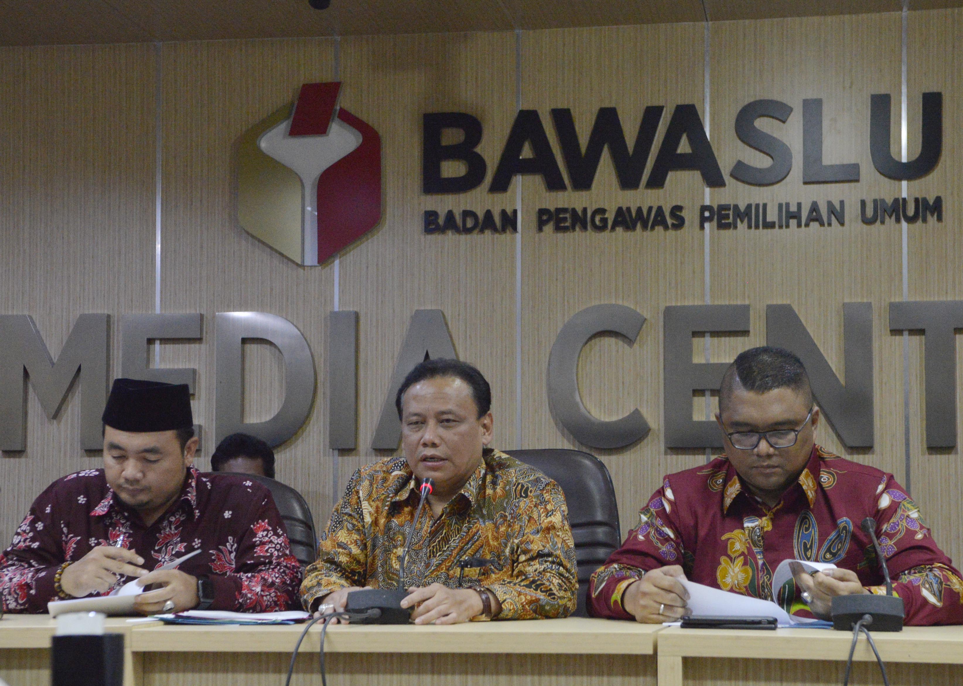 Ketua Bawslu Abhan (tengah) bersama dengan Fritz Edward Siregar (kanan) dan Mochammad Afifudin (kiri).