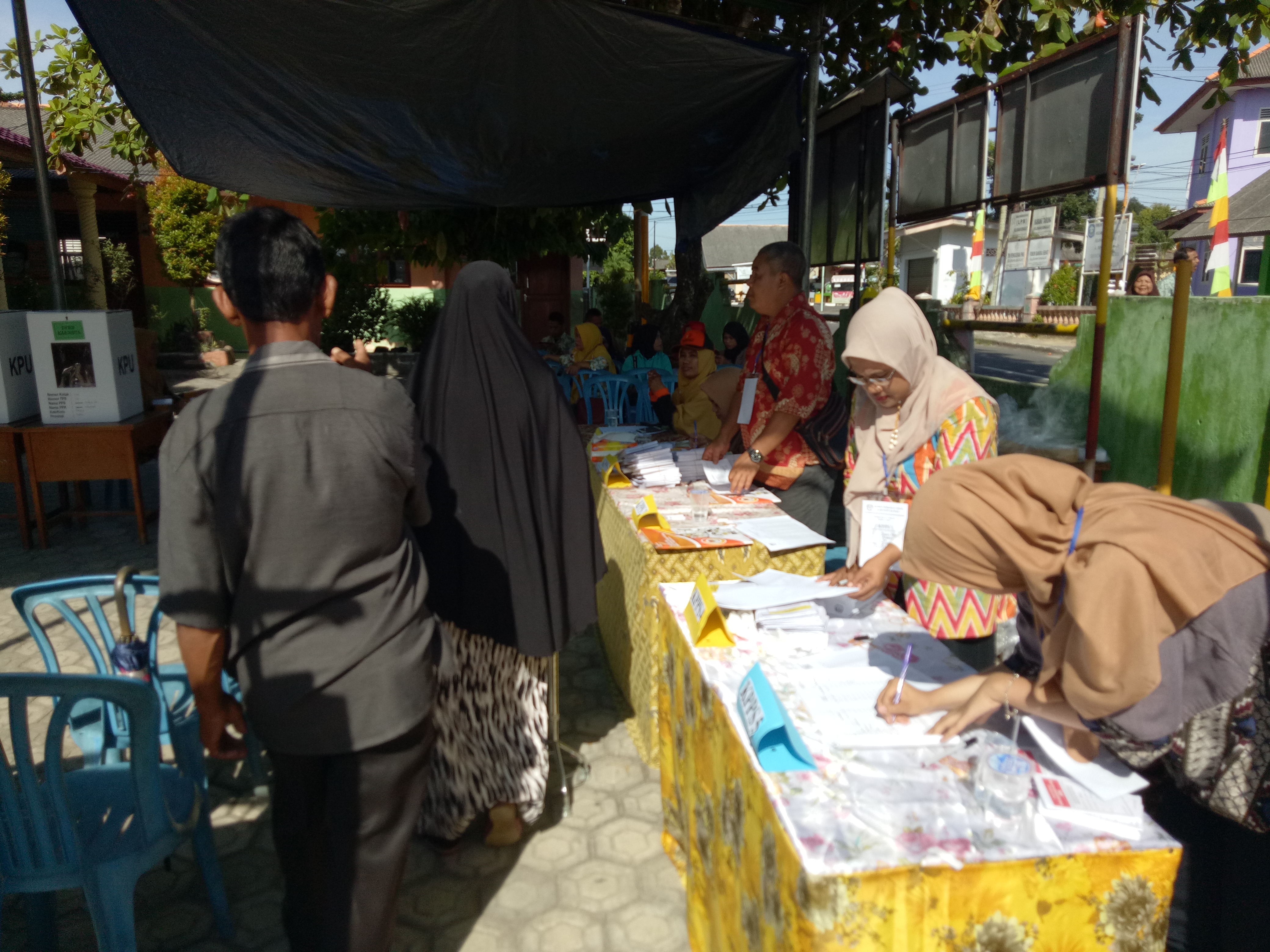 Kondisi TPS 54 Kecamatan Sungailiat yang ditemukan pemilih pengaruhi pemilih lain di bilik suara. Namun, tidak ditegur.