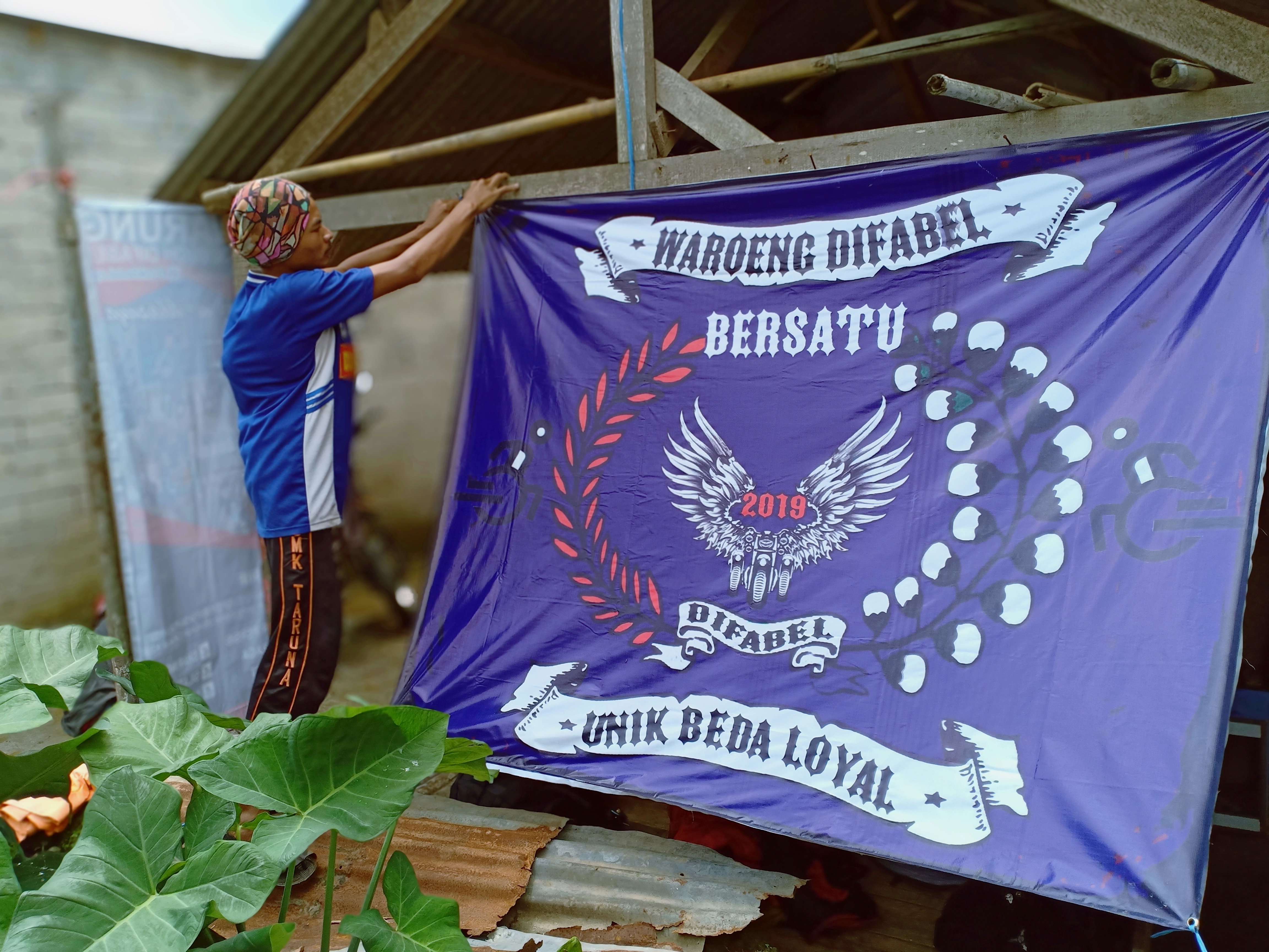 Wildan Wiguna membereskan 'Warung Difabel Bersatu' di Desa Cisomang Barat, Kecamatan Cikalongwetan, Kabupaten Bandung Barat.
