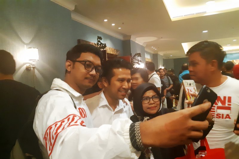 Wakil Gubernur Jawa Timur Emil Dardak bersama relawan dan pendukung Paslon 1 #InikerjaKu usai melakukan dialog bersama dengan M Lutfi