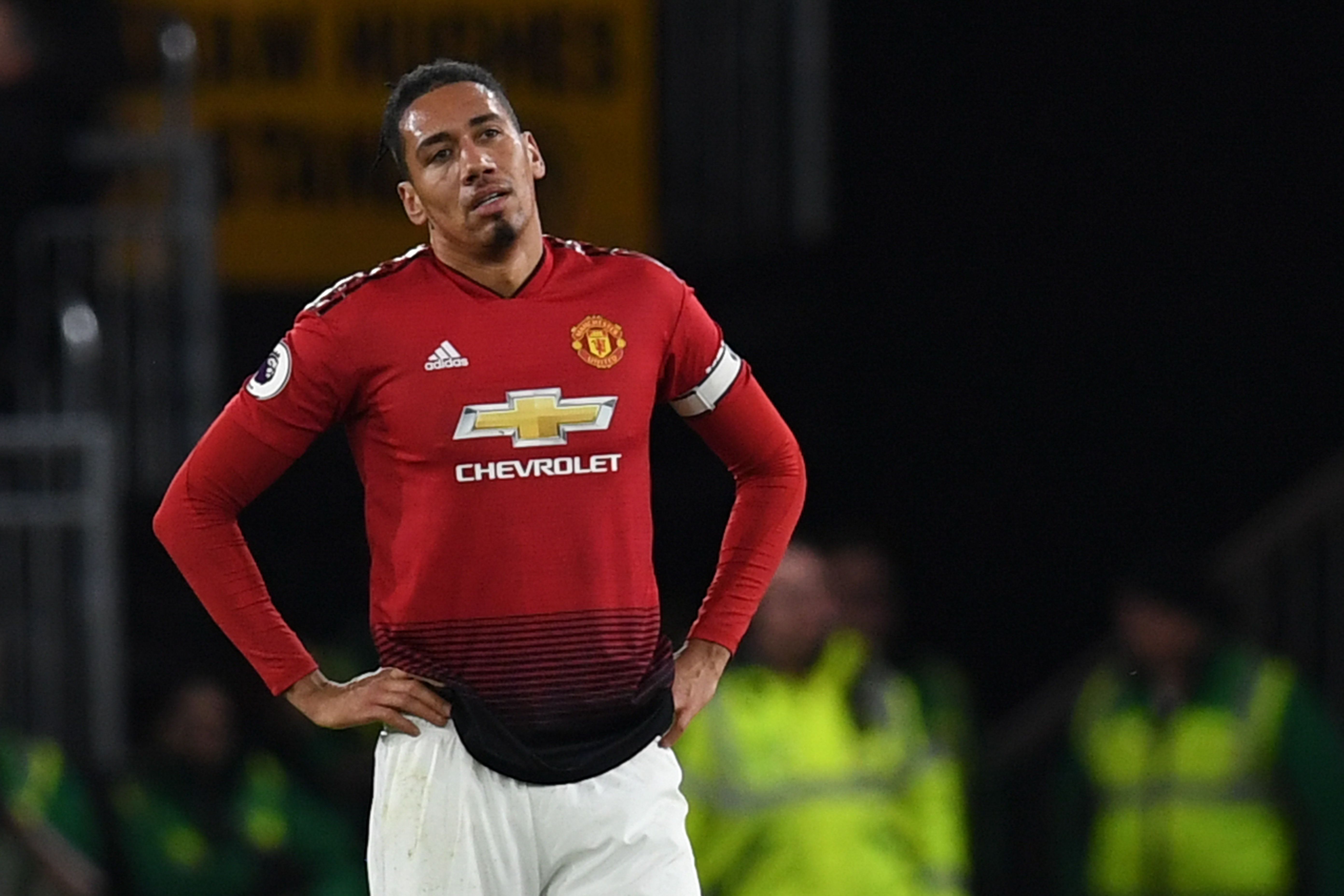 Pemain Manchester United Chris Smalling memasang wajah lesu ketika timnya menelan kekalahan 1-2 dari Wolves.
