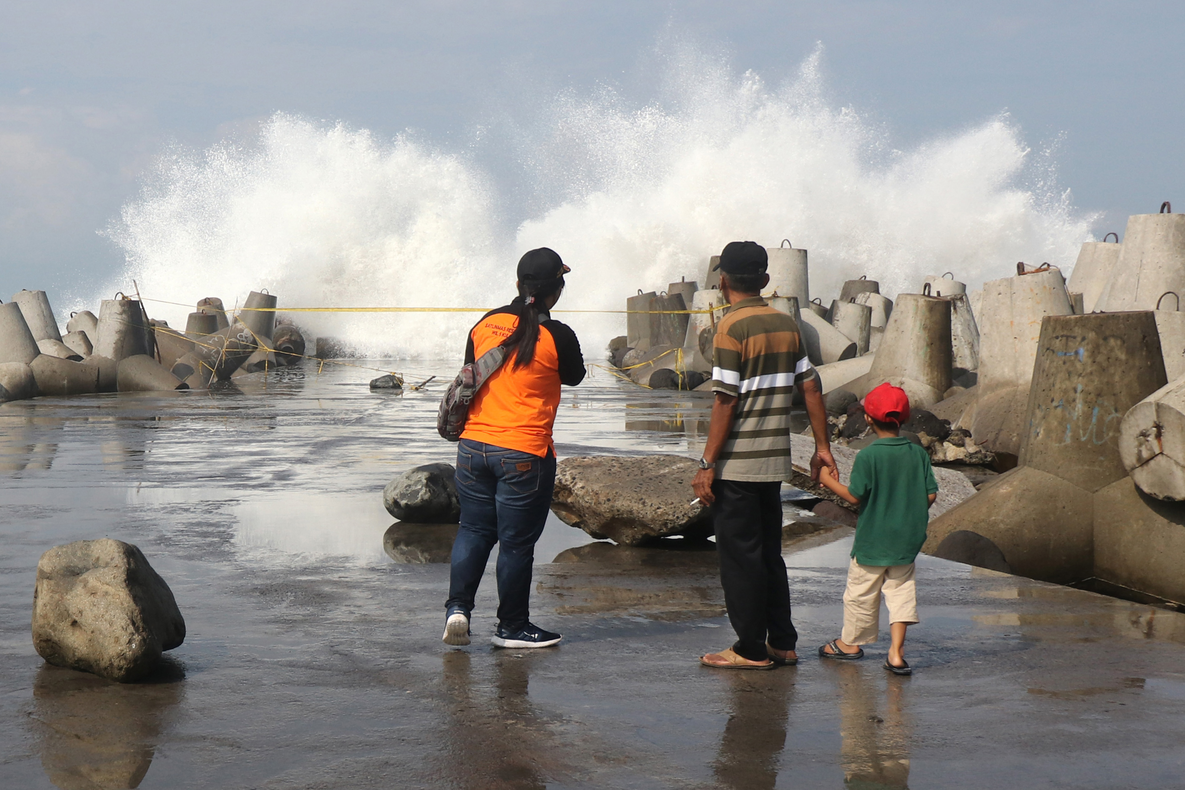 Pengunjung mengamati gelombang tinggi di Pantai Glagah, Kulon Progo, DI Yogyakarta