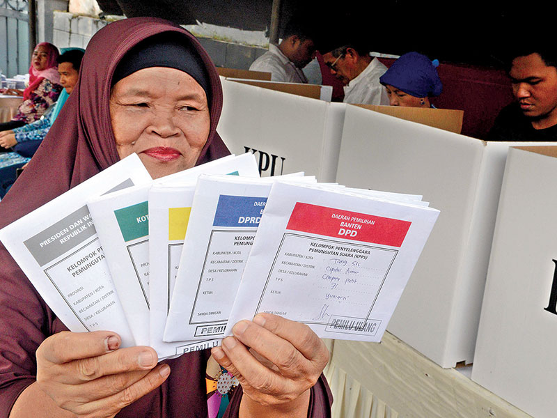 PEMUNGUTAN SUARA ULANG: Warga menunjukkan surat suara saat pemungutan suara ulang (PSU) di TPS 71, Cempaka Putih, Tangerang Selatan, Banten.